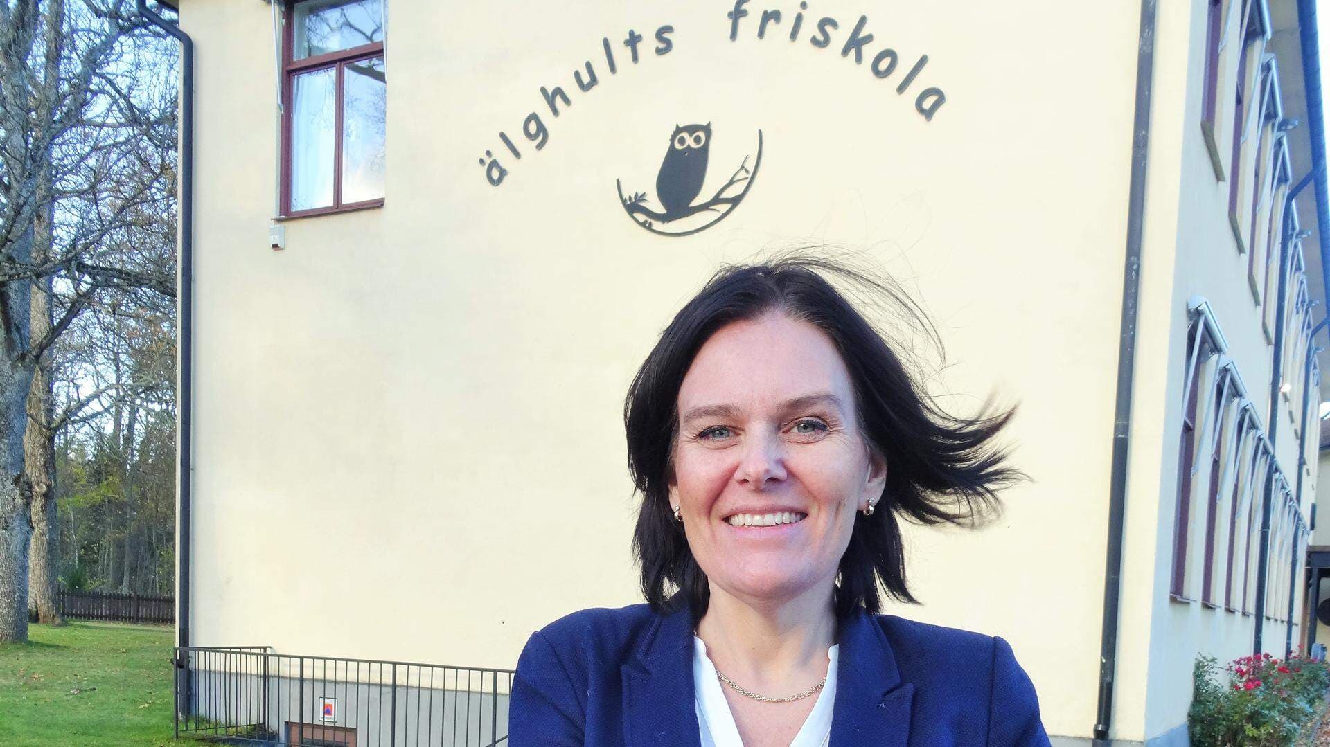 Ulrica utomhus framför en skola