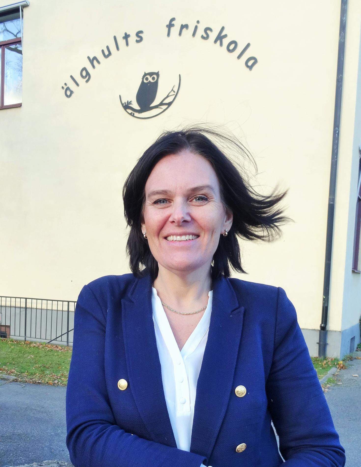 Ulrica utomhus framför en skola