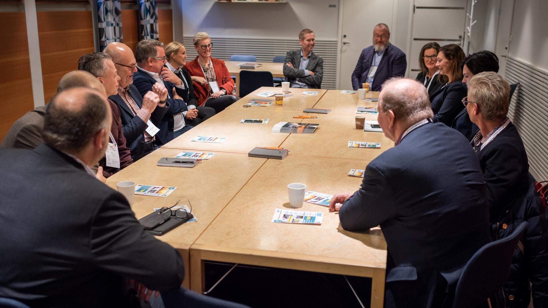 En grupp runt ett bord