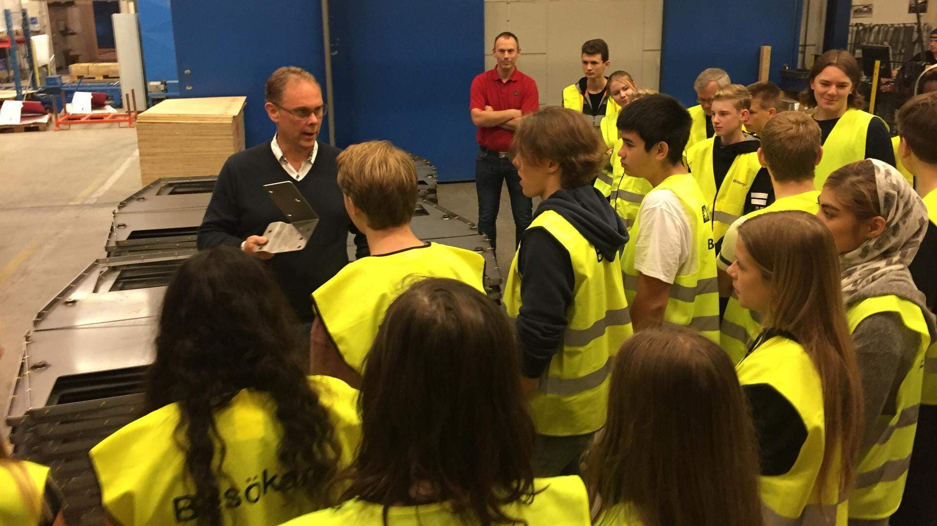 Högstadie elever på en arbetsplats