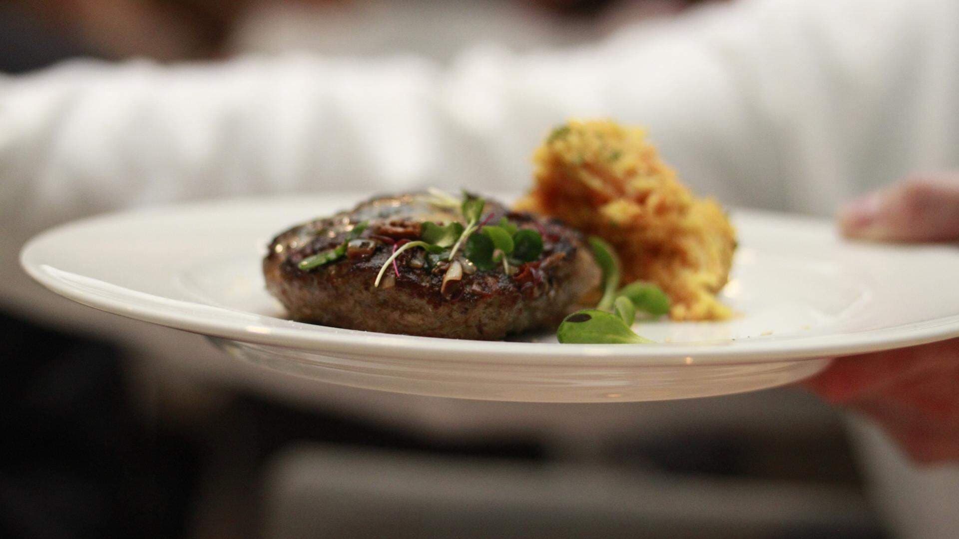 Tallrik med biff och potatis