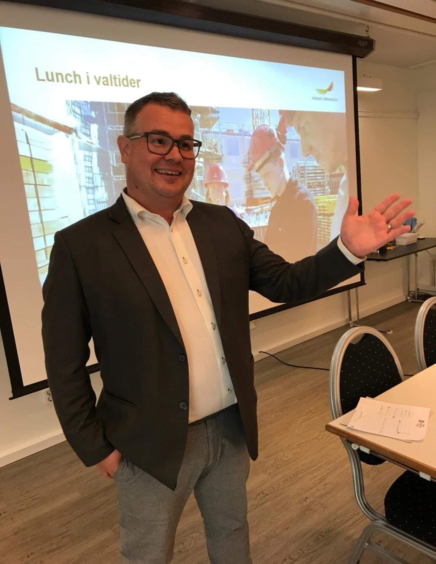 Johnny pekar med hela handen