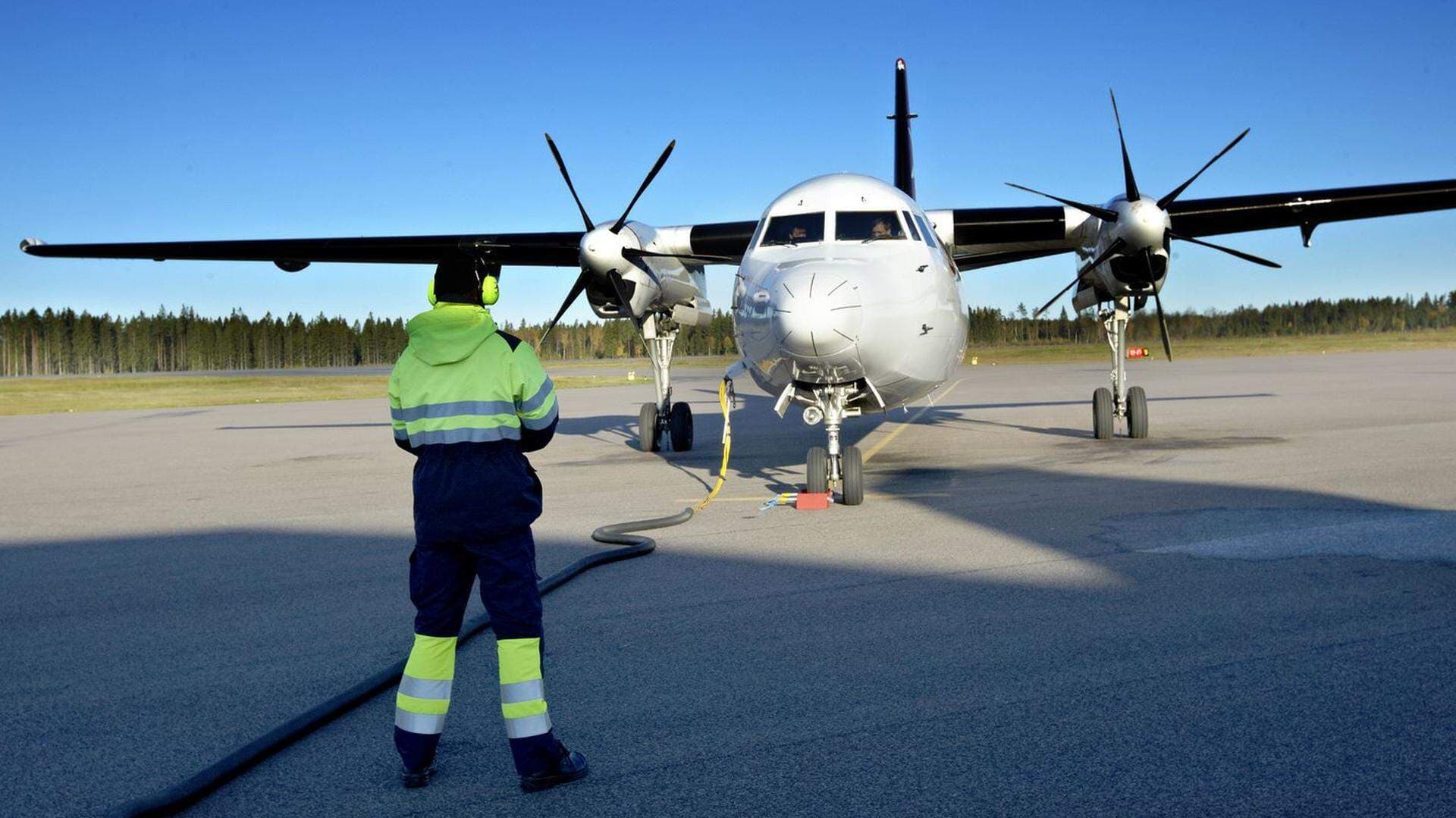 flygplan på landningsbanan Växjö flygplats