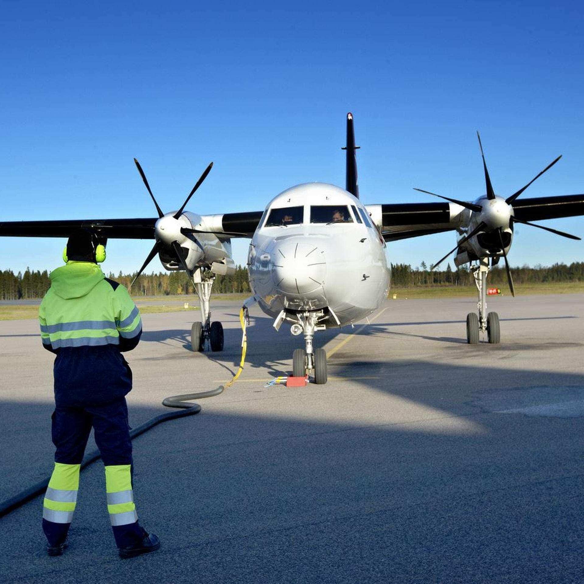 flygplan på landningsbanan Växjö flygplats