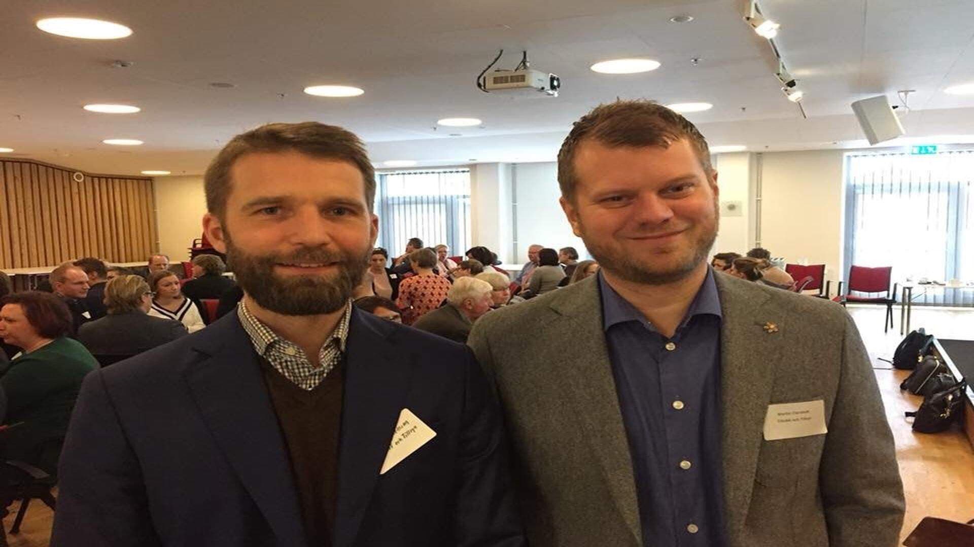 två personer framför en folkmassa