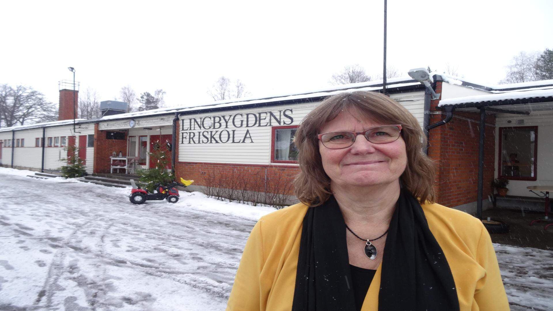 en person i närbild framför en skolbyggnad