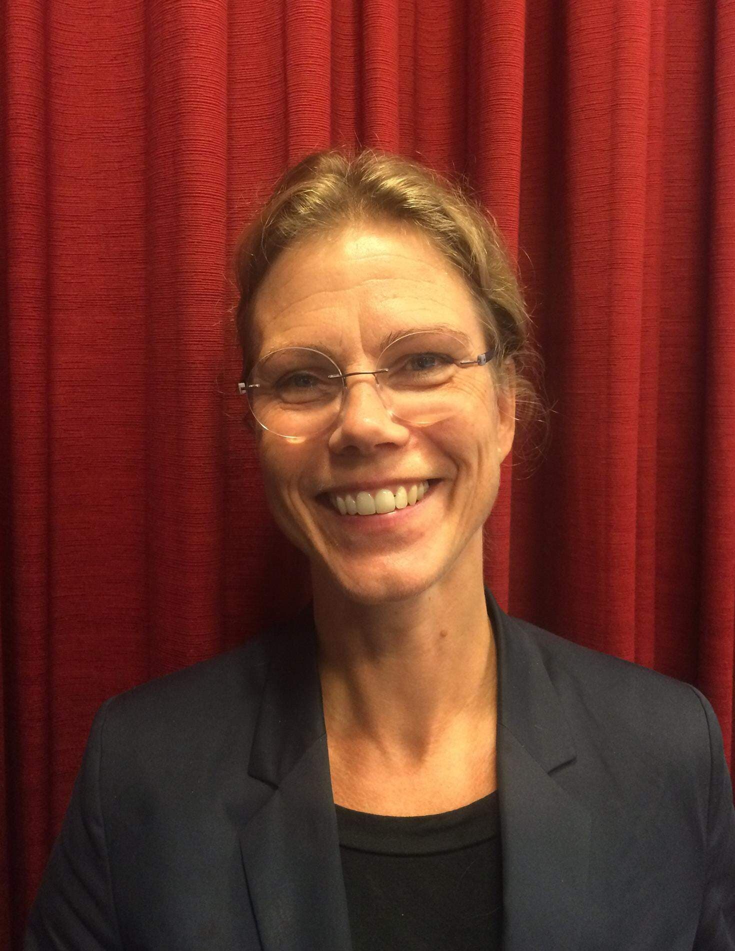 Carolina framför röd ridå