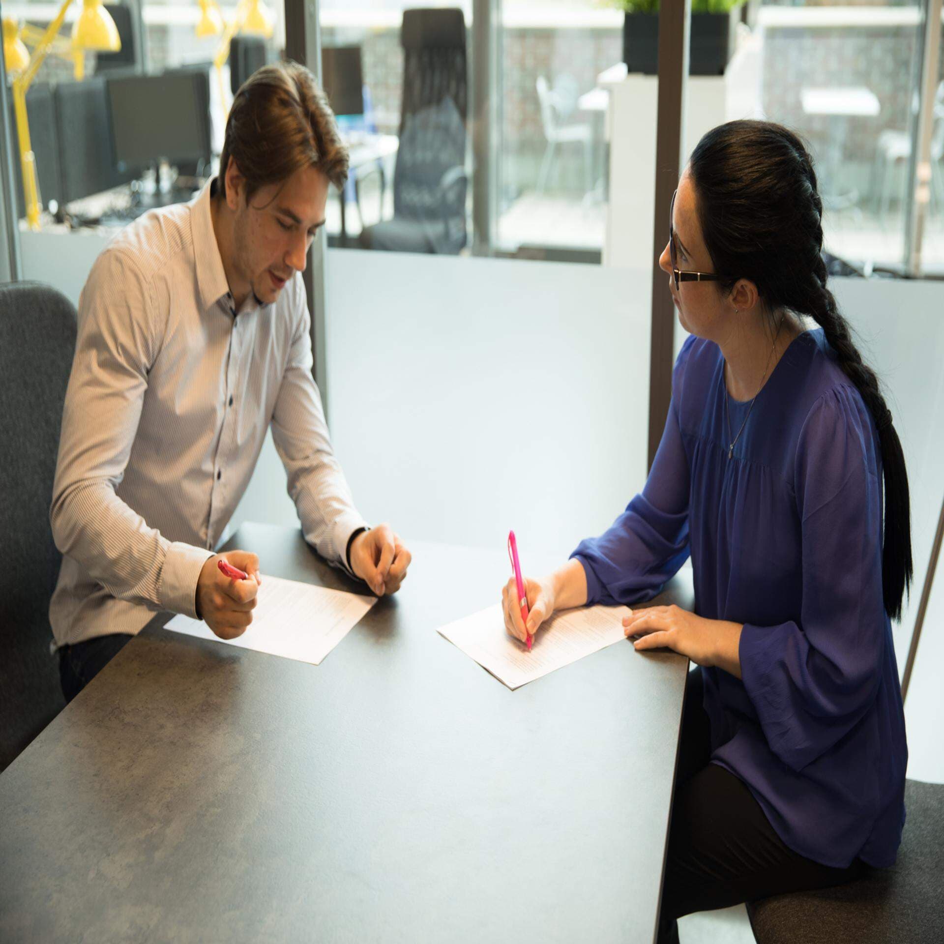 två personer tar i hand