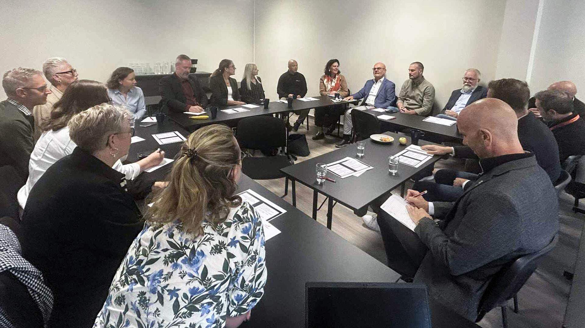 deltagare diskuterar kring bordet