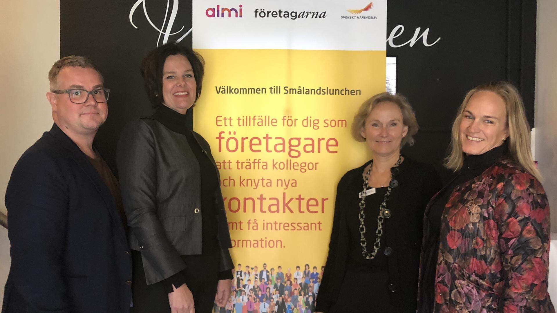 Johnny Ulrica Catharina och freda framför gul rollup