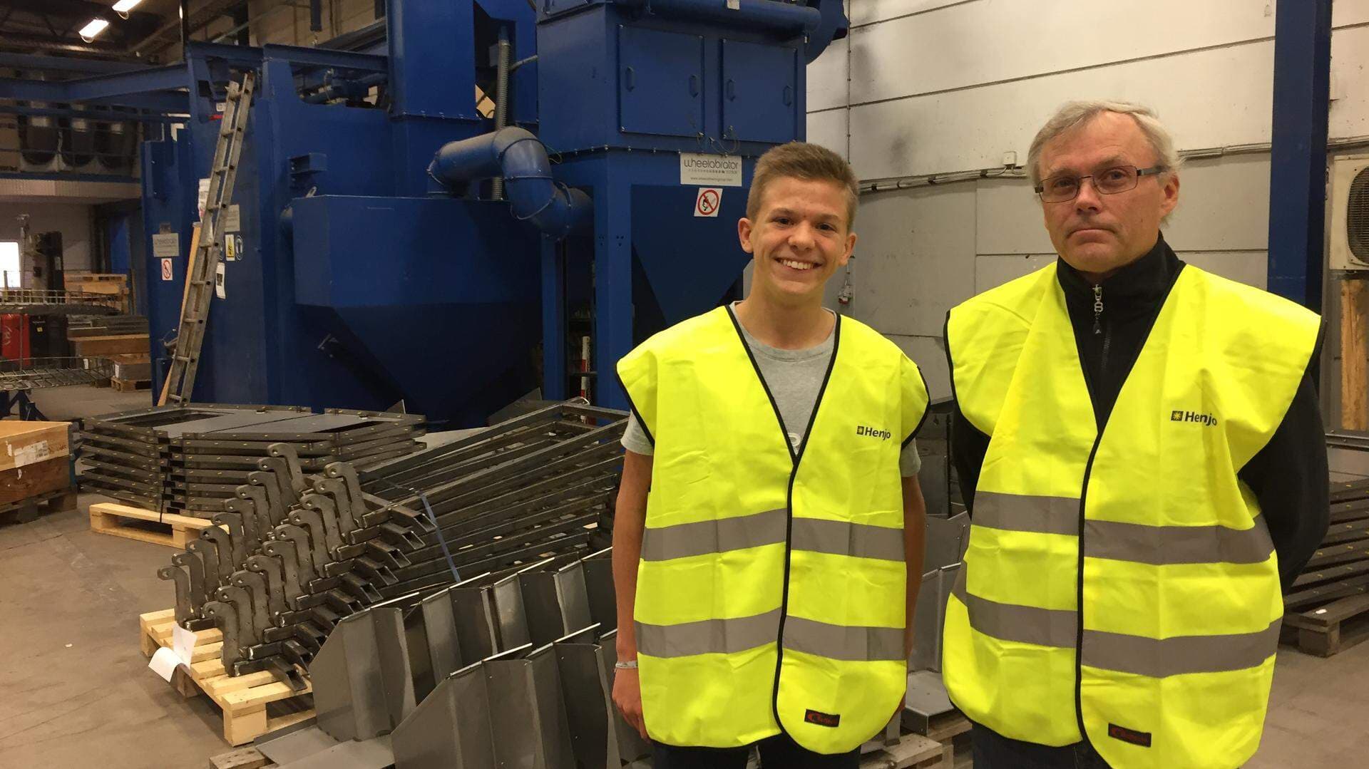 Elev och lärare på en arbetsplats