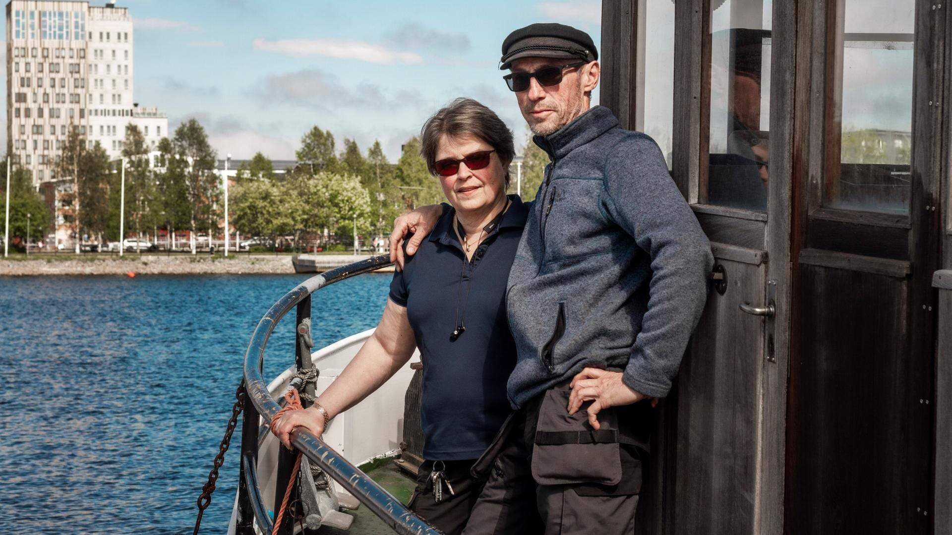 Karin Lindström och Tomas Lindbäck står på sin båt vid campingen i Piteå