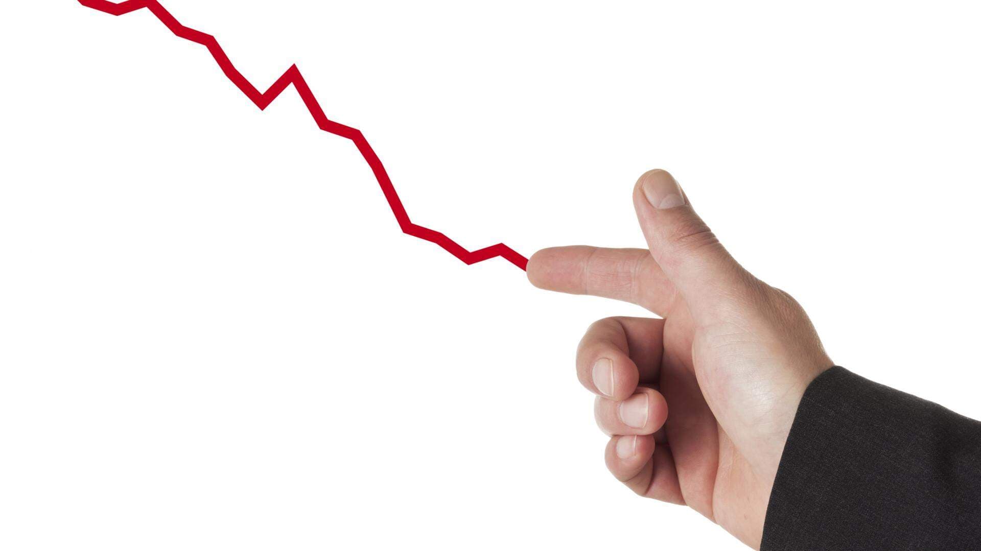 Hand som ritar en röd nedåtgående linje