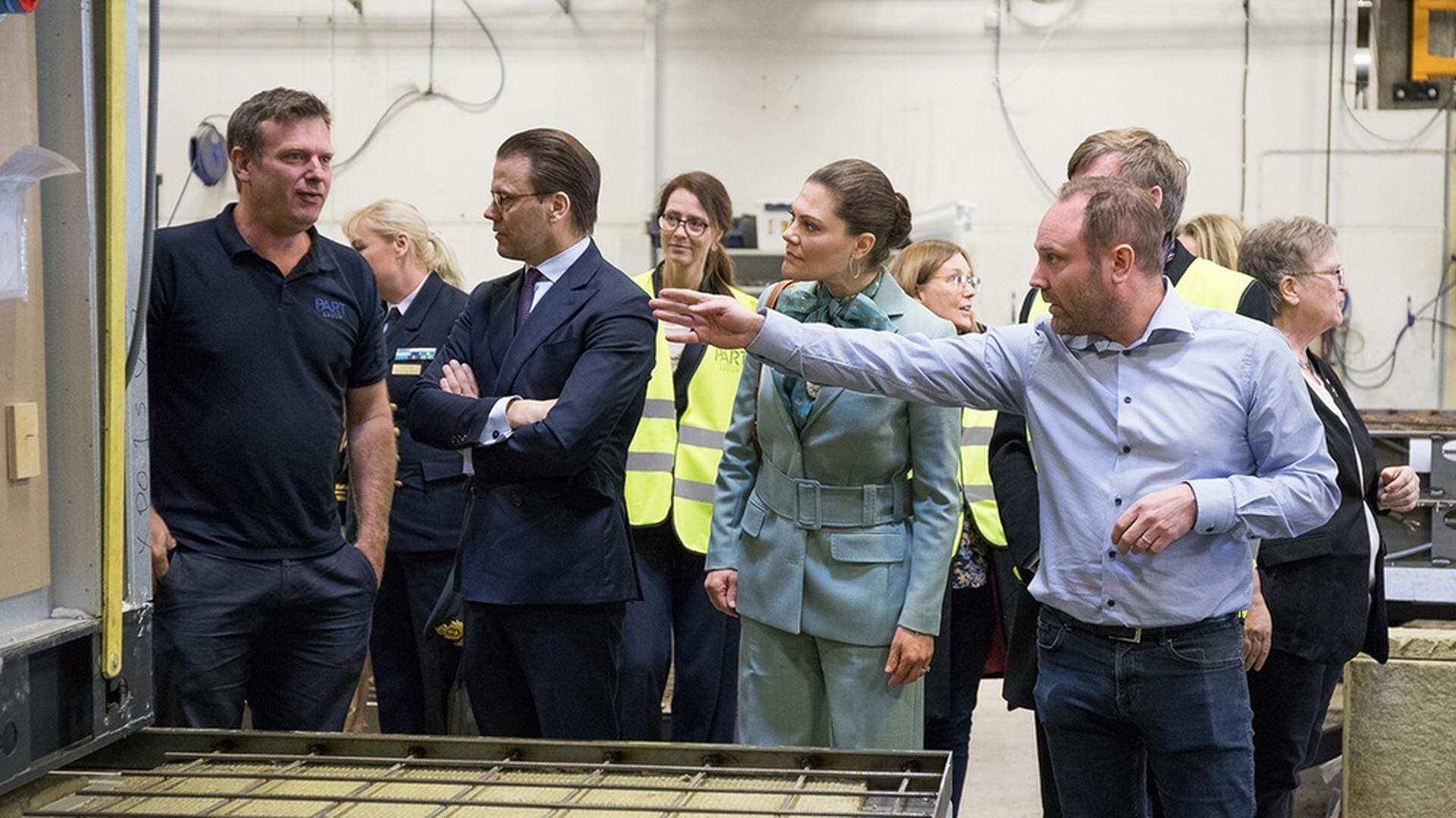 Platschef Magnus Hansson (höger i bild) visar upp Isolamins produktion för kronprinsessan Victoria och prins Daniel.
