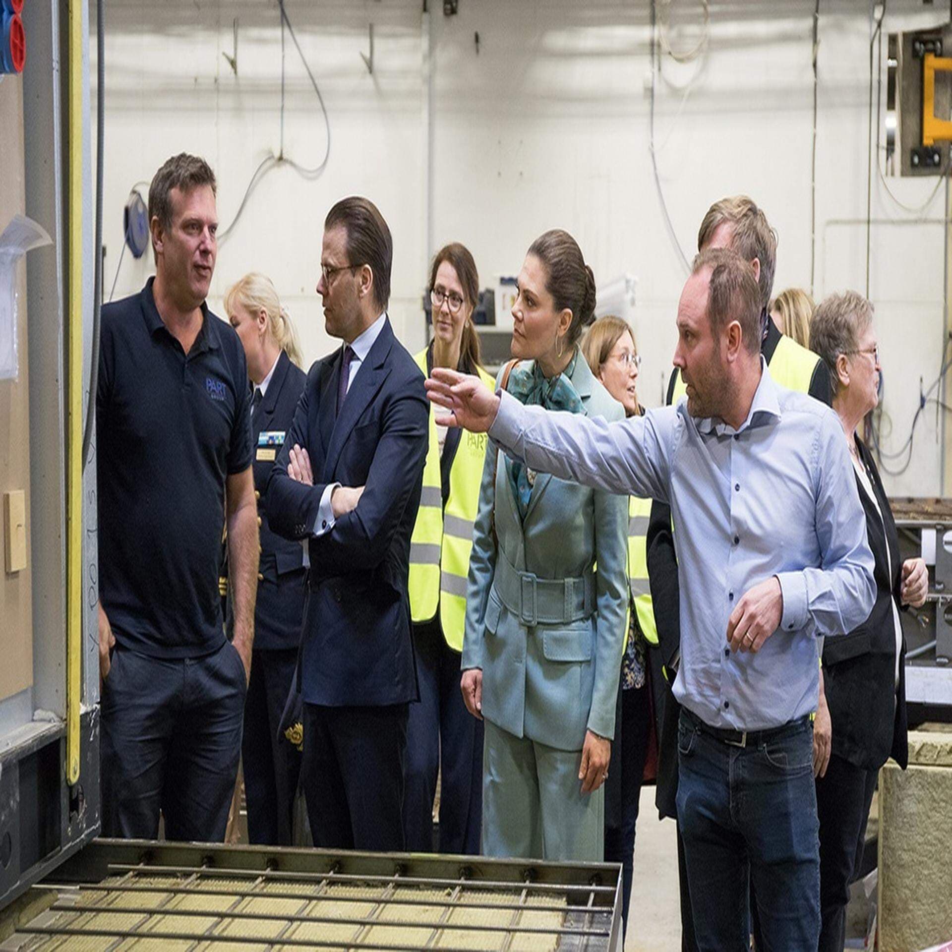 Platschef Magnus Hansson (höger i bild) visar upp Isolamins produktion för kronprinsessan Victoria och prins Daniel.