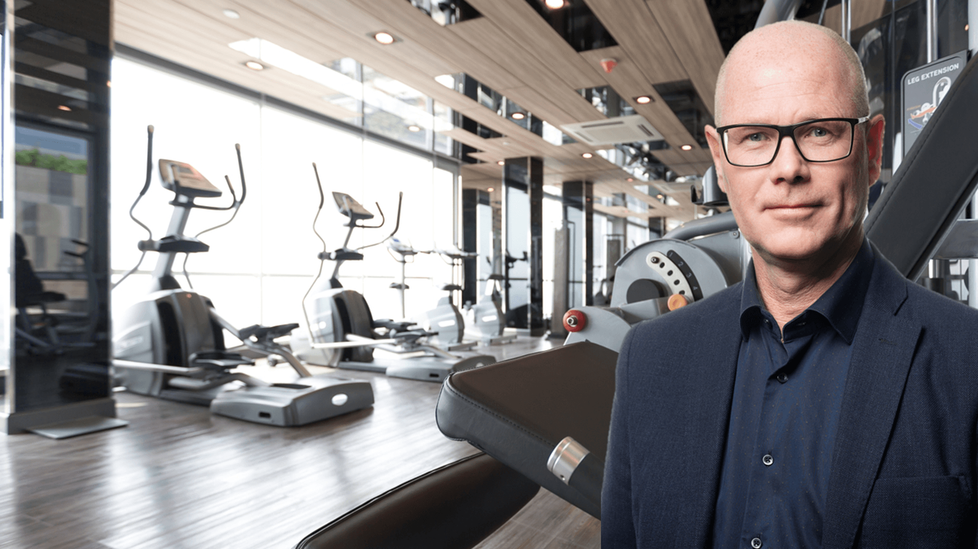 Ett gym i bakgrunden och ett foto av Hans Andersson