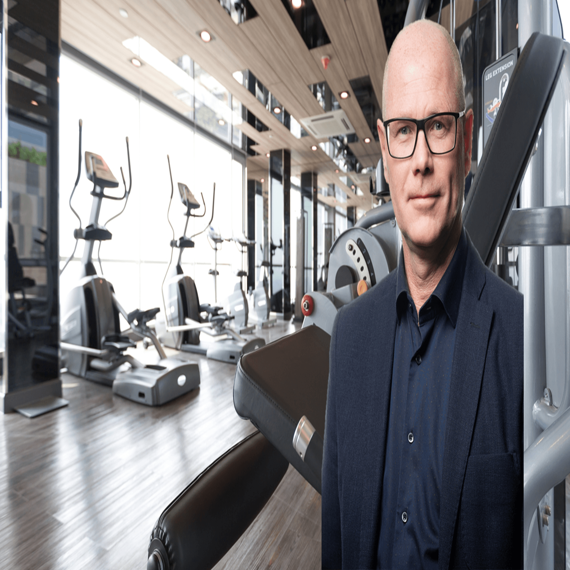 Ett gym i bakgrunden och ett foto av Hans Andersson