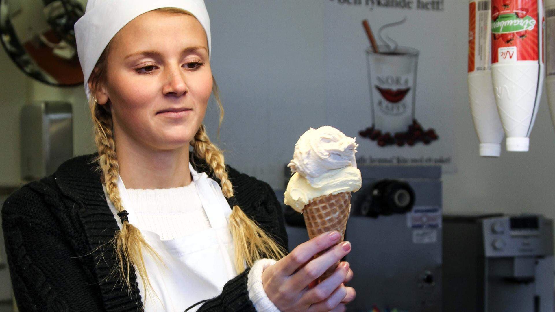 Tjej som arbetar i en glasskiosk