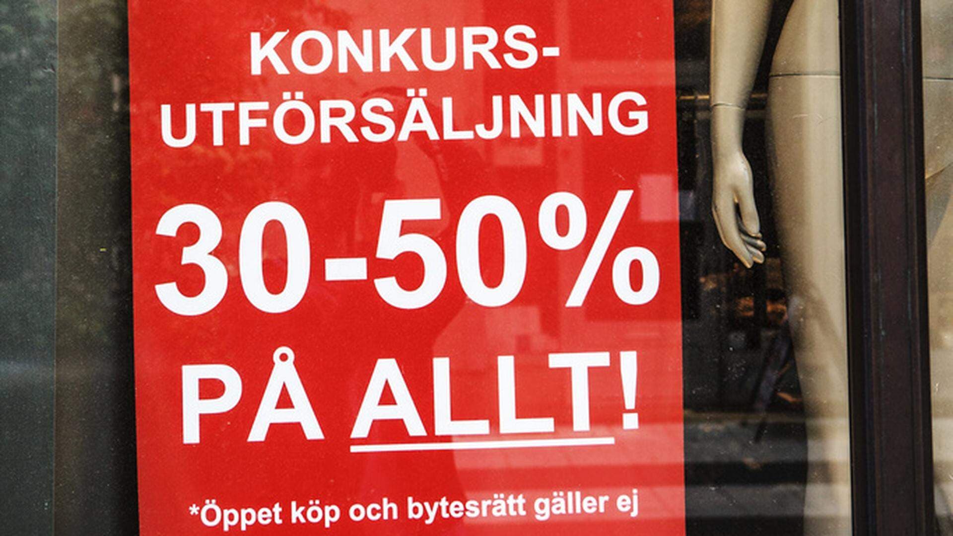Skyltfönster med konkurs affisch