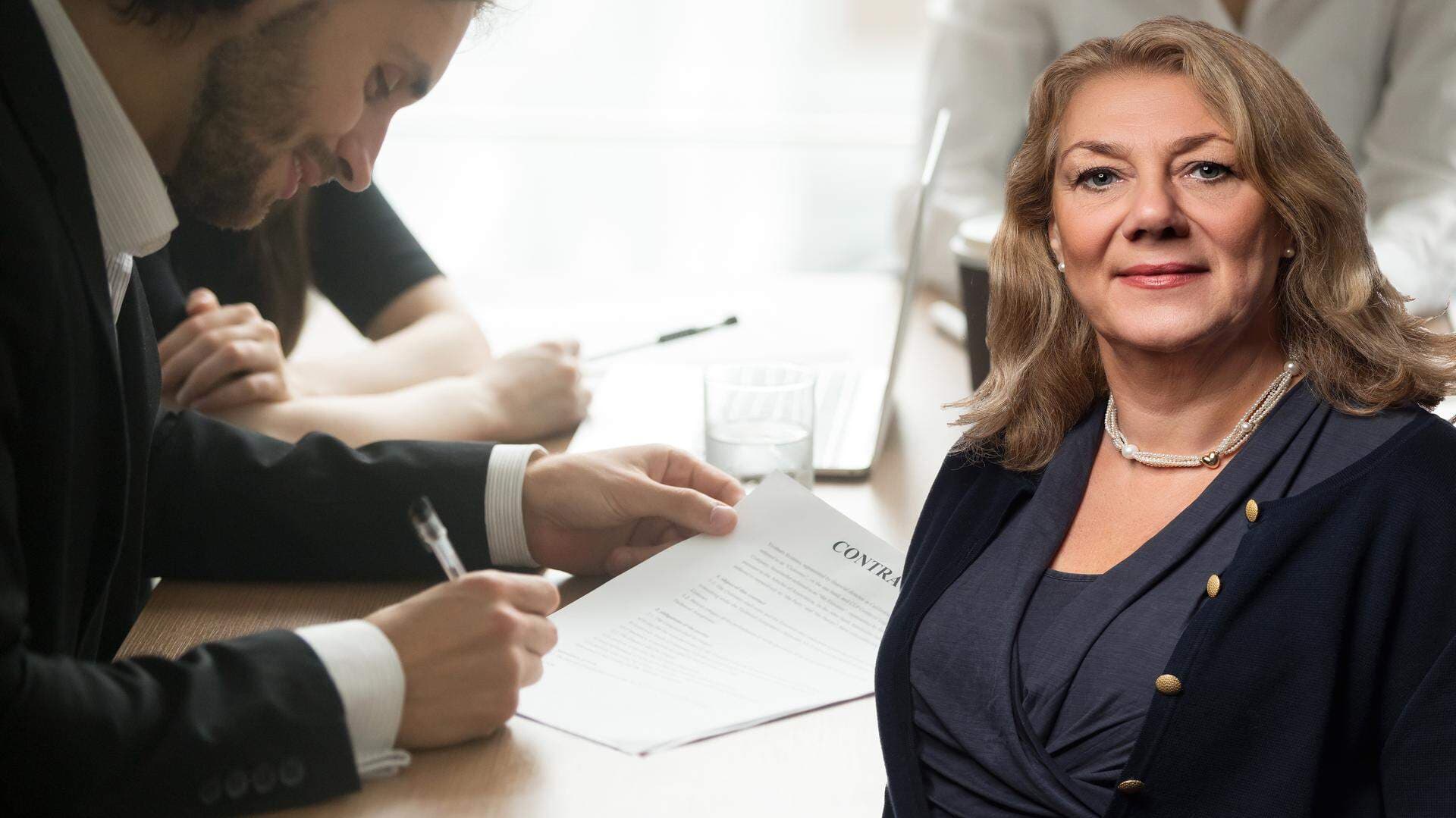 Bildcollage med en person som skriver kontrakt och porträtt av Ellen Hausel Heldahl