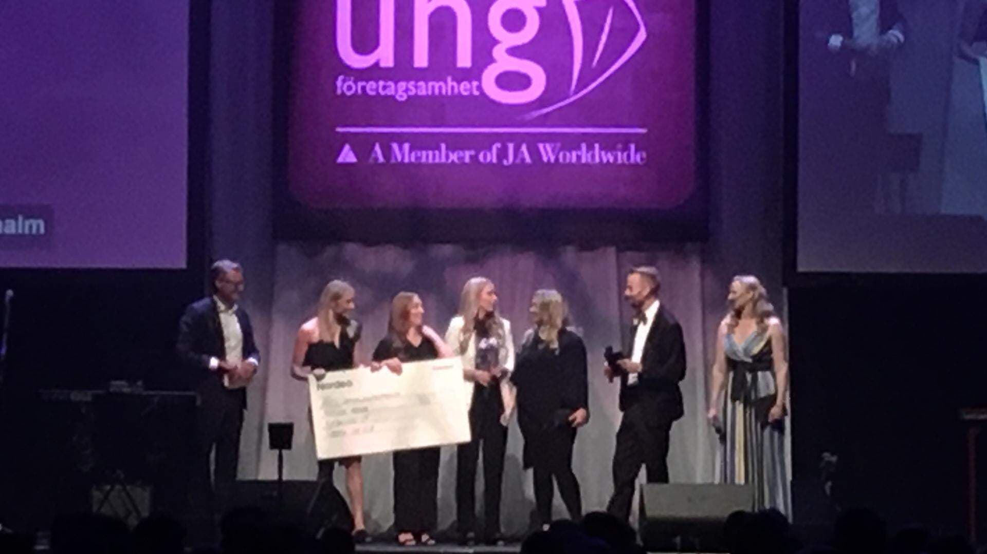UF Matbanken på scen och tar emot sitt pris