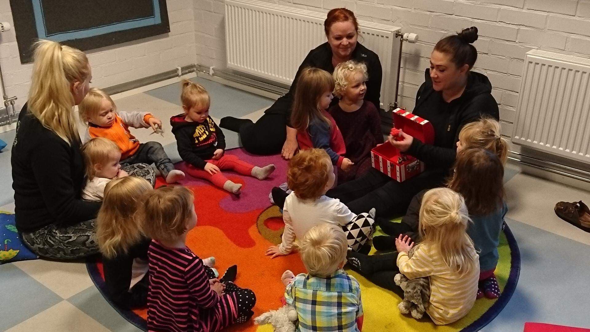 Maria-Pia och Anna tillsammans med några av deras förskolebarn.