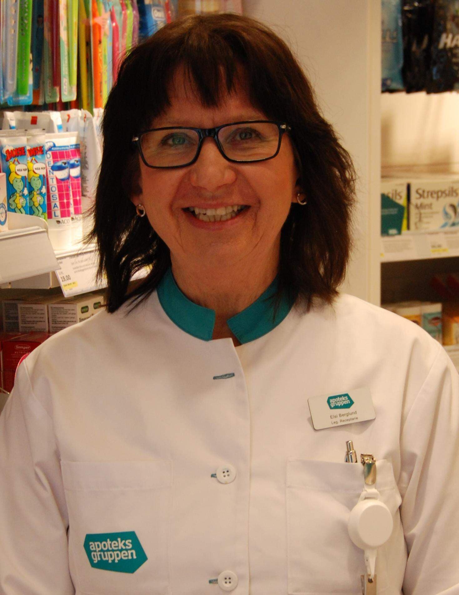 Elsi Berglund i sitt Apotek i Nora
