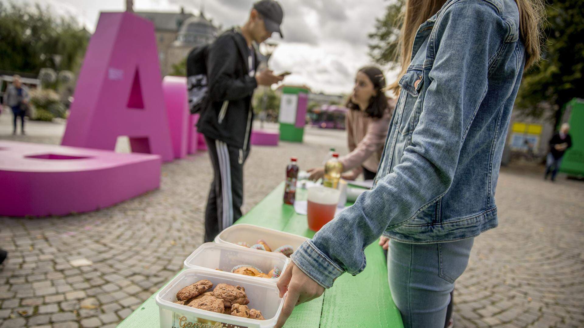 Elever som deltar i E-kampen säljer sina produkter
