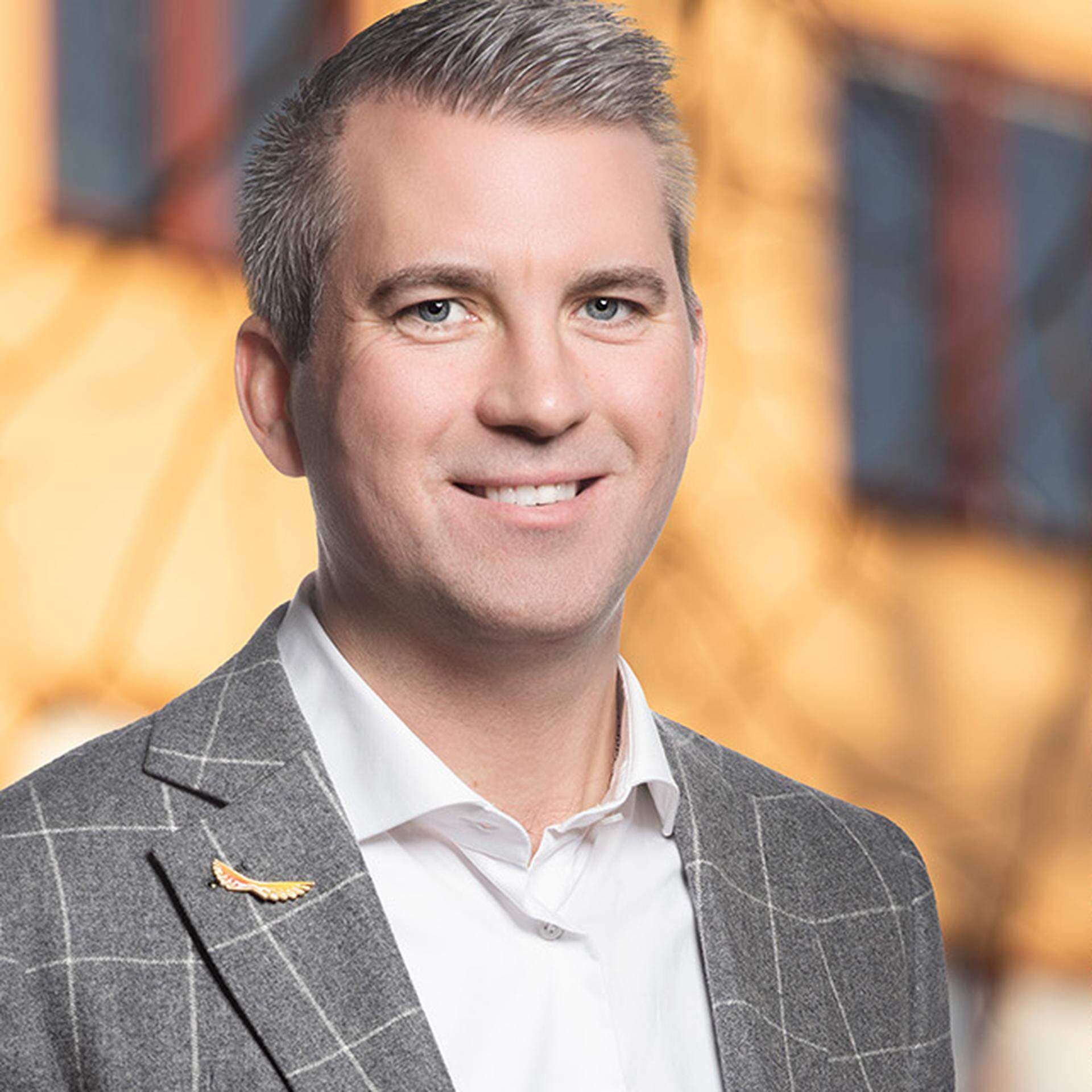 Porträtt på Karl Hultertsröm, Svenskt Näringsliv och bild på plantering av skogsplantor