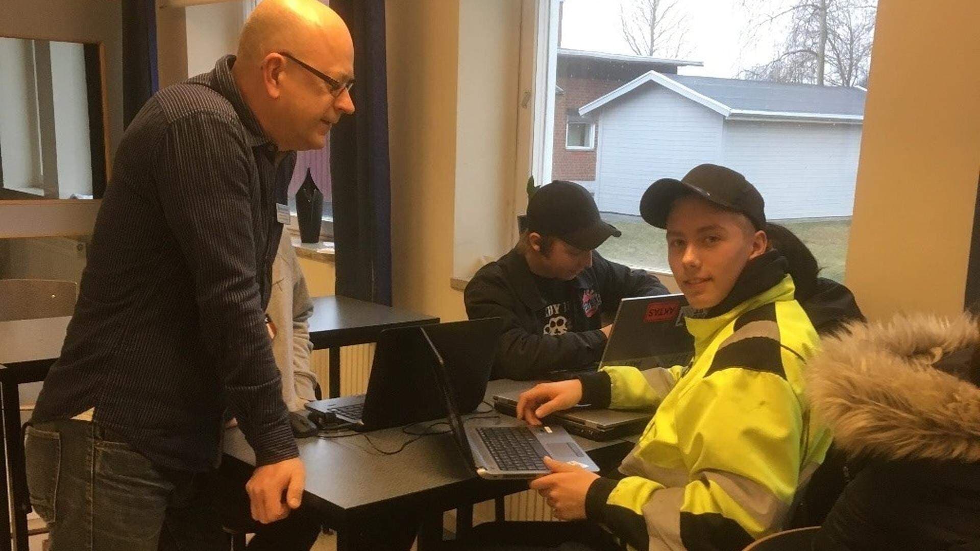 Magnus Nordfamne tillsammans med två elever