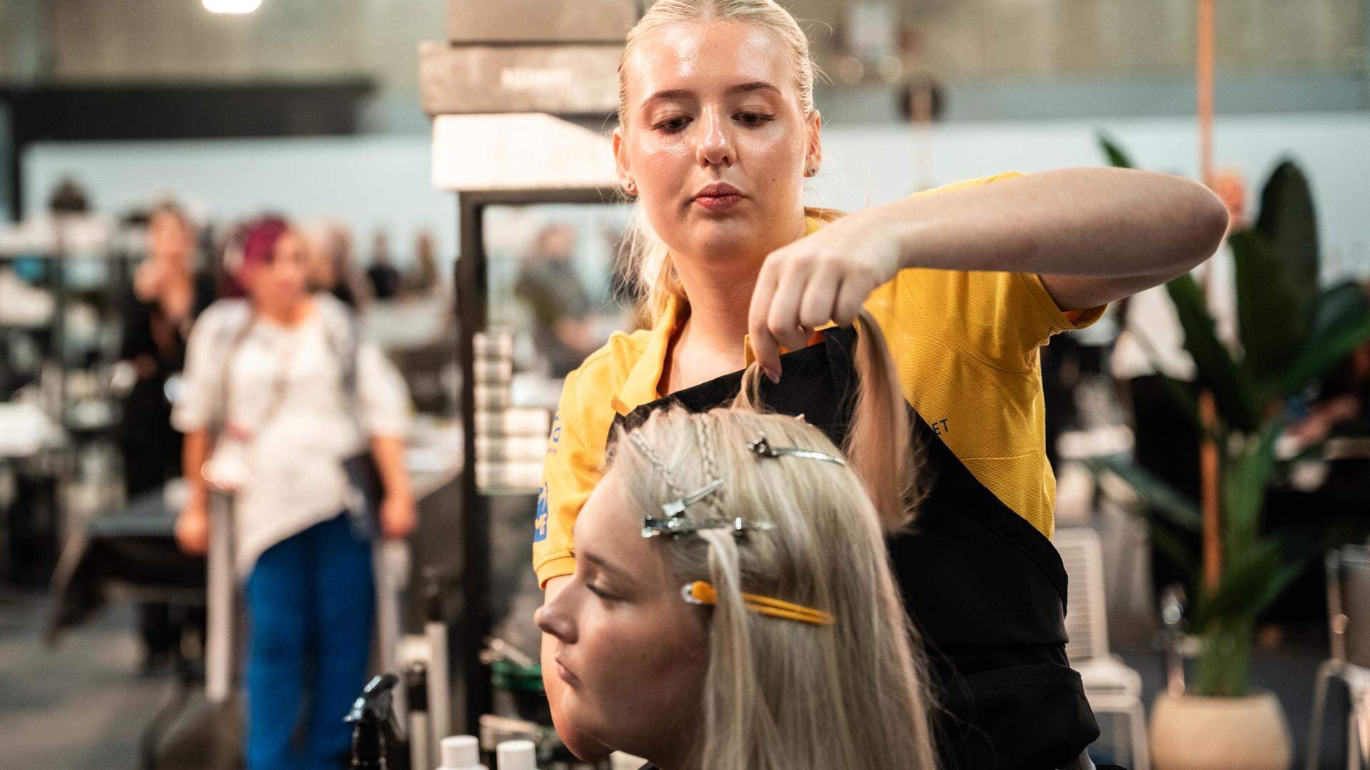 Maja Svensson under ett av tävlingsmomentet i Euroskills 2025