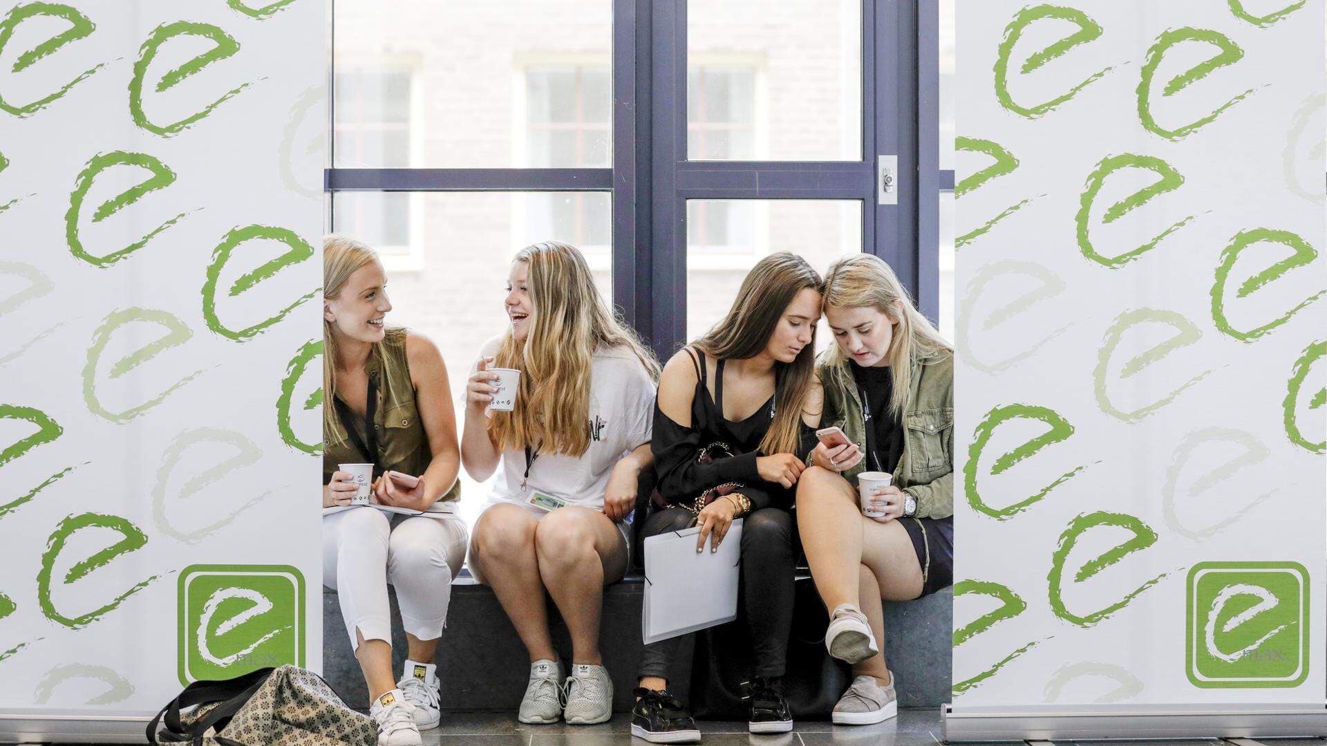 Ungdommar på mässan