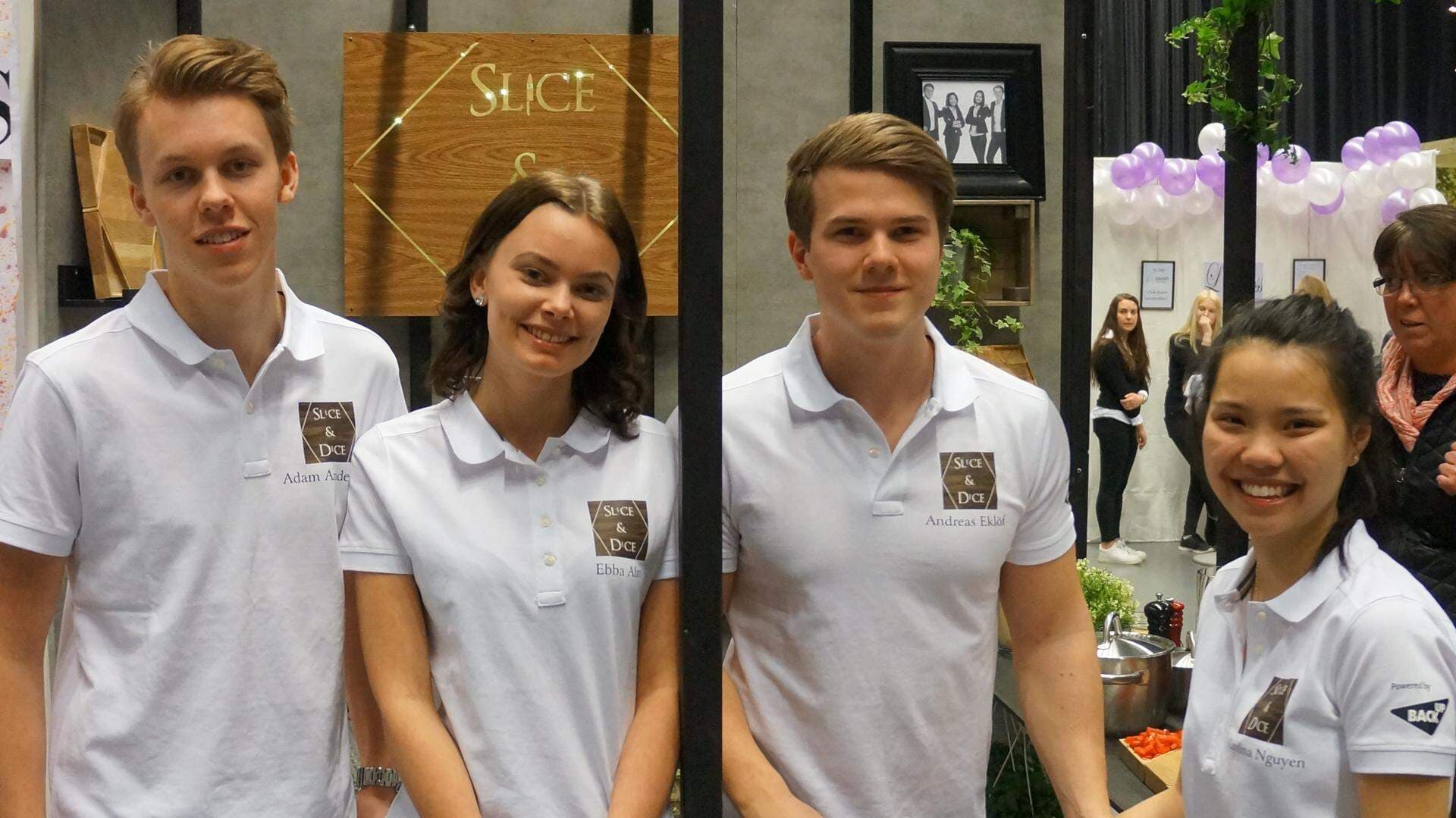 I Slice & Dice monter står klasskompisarna Ebba, Andreas, Carolina och Adam