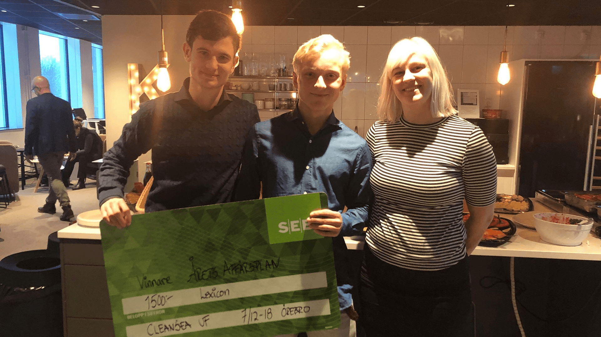 Dennis Koss och Lukas Jhulher tillsammans med deras UF-lärare Elsa Westerlind