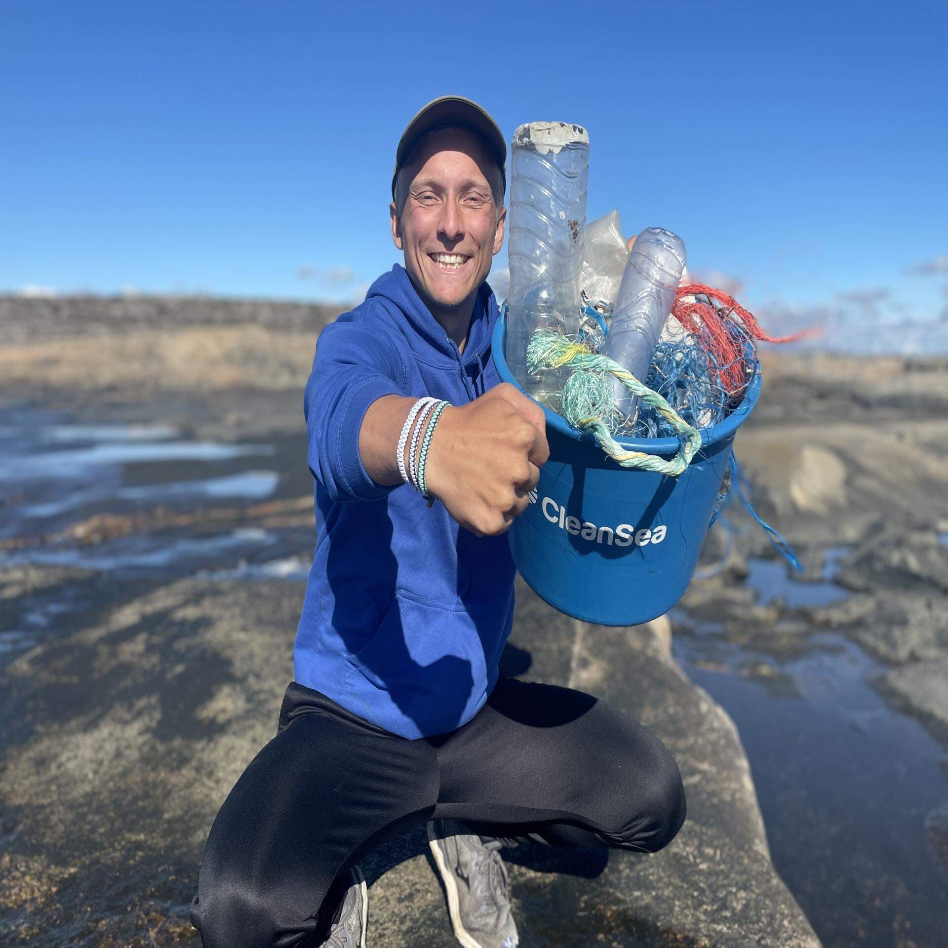 Lukas Julher, CleanSea i färd med att plocka upp plast ur havet