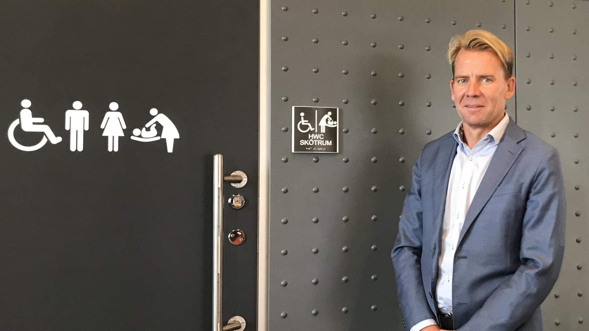 Mikael Magusson framför en av de produkter Danfo tillhandhåller.