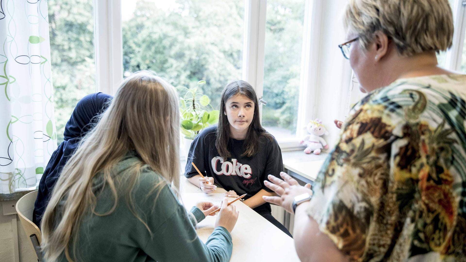 Elever som deltar i E-kampen får hanledning av lärare