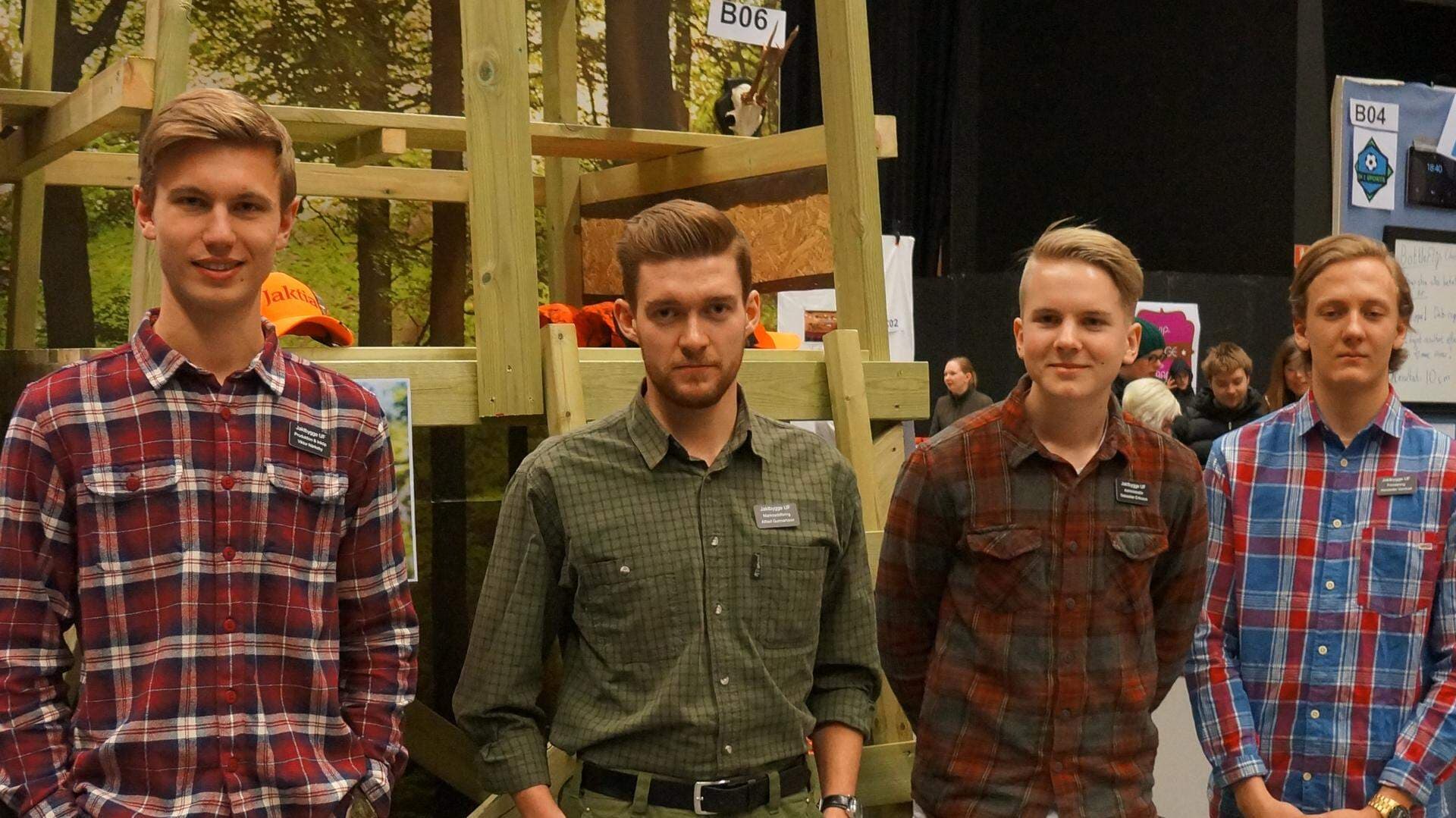 Sebastian, Alfred, Alexander, Viktor och Axel framför sitt jakttorn