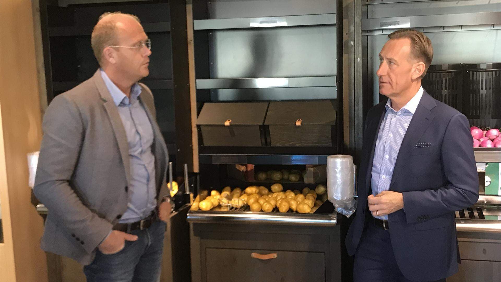 Fredric Jansson demostrerar produkt för försäljning av potatis och lök i lösvikt för Svenskt Näringslivs nya VD Jan-Olof Jacke.