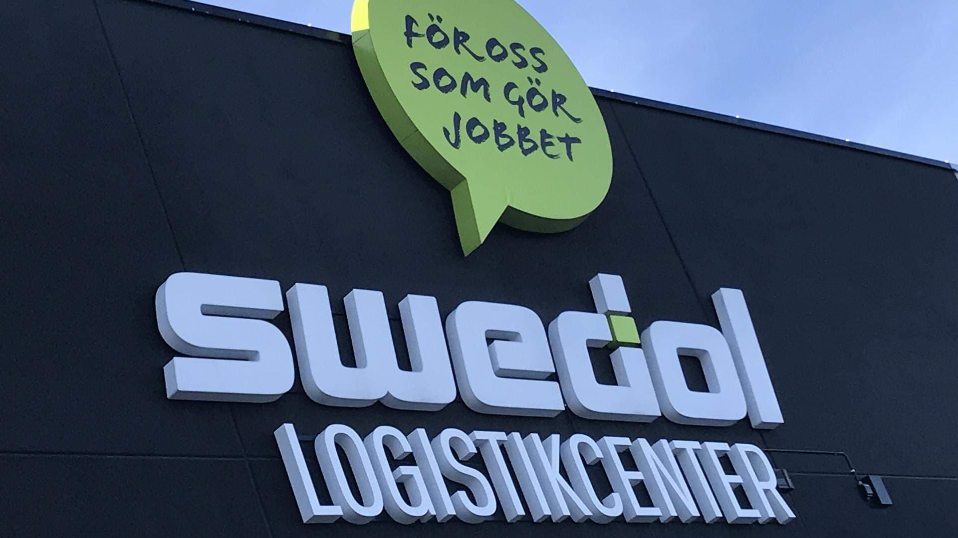 Swedol-skylt på fasaden till lagret