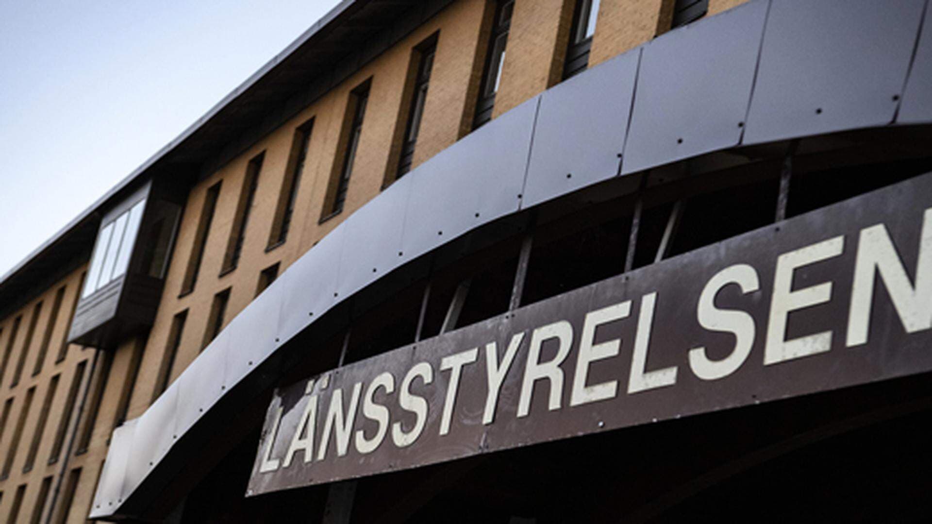 Porträtt på Peter Borring samt skylt från Länsstyrelsen entré