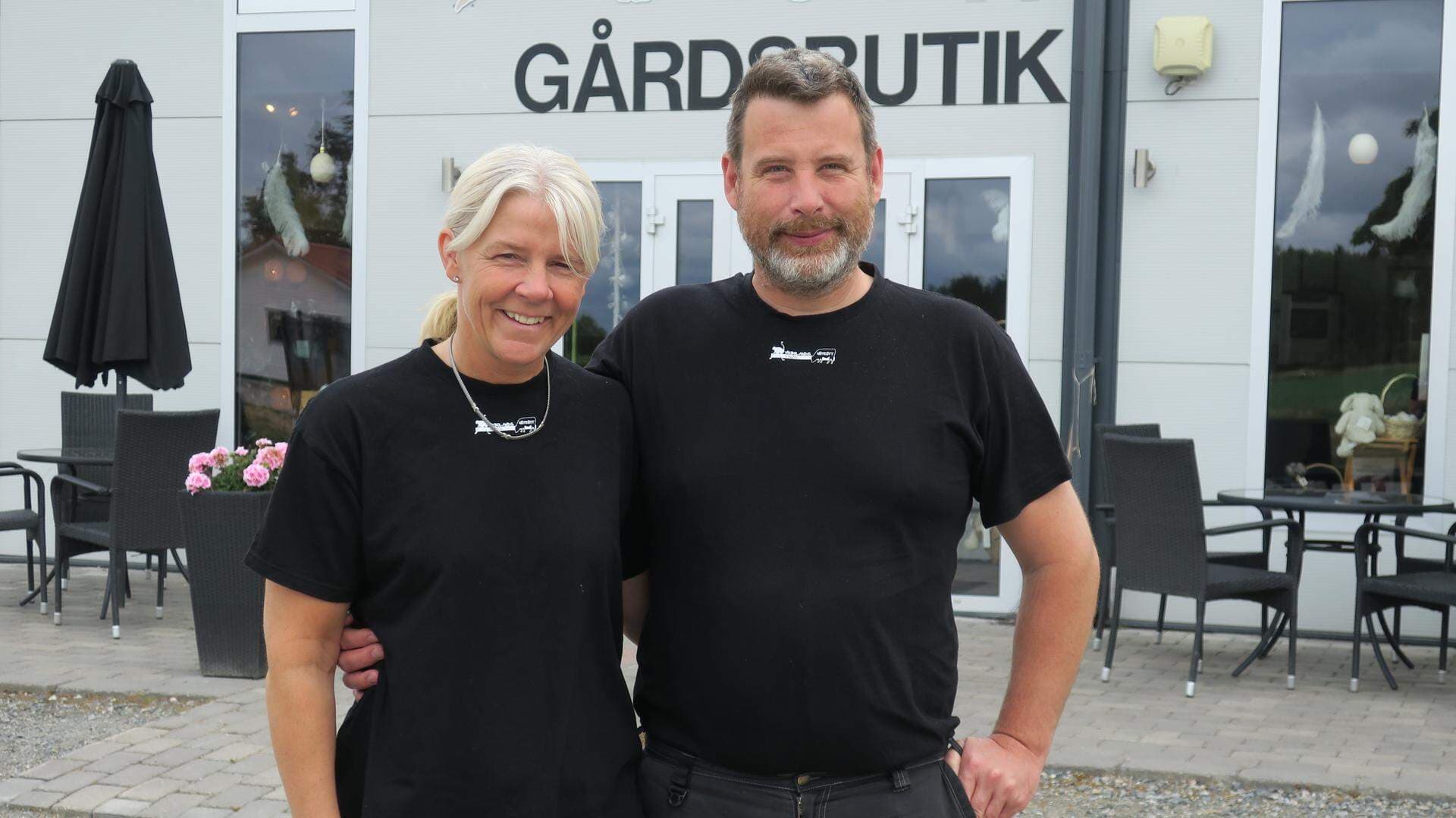 Anneli och Niclas Nordqvist framför gårdsbutiken