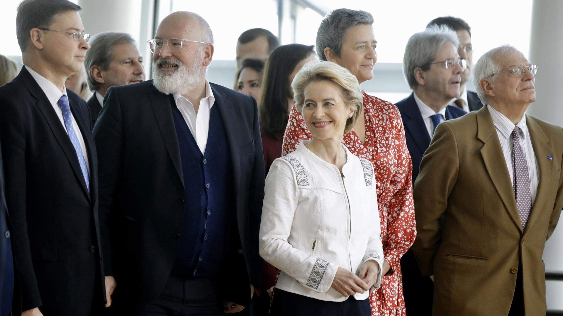 Ursula von der Leyen tillsammans med medlemmarna i den nya EU-kommissionen