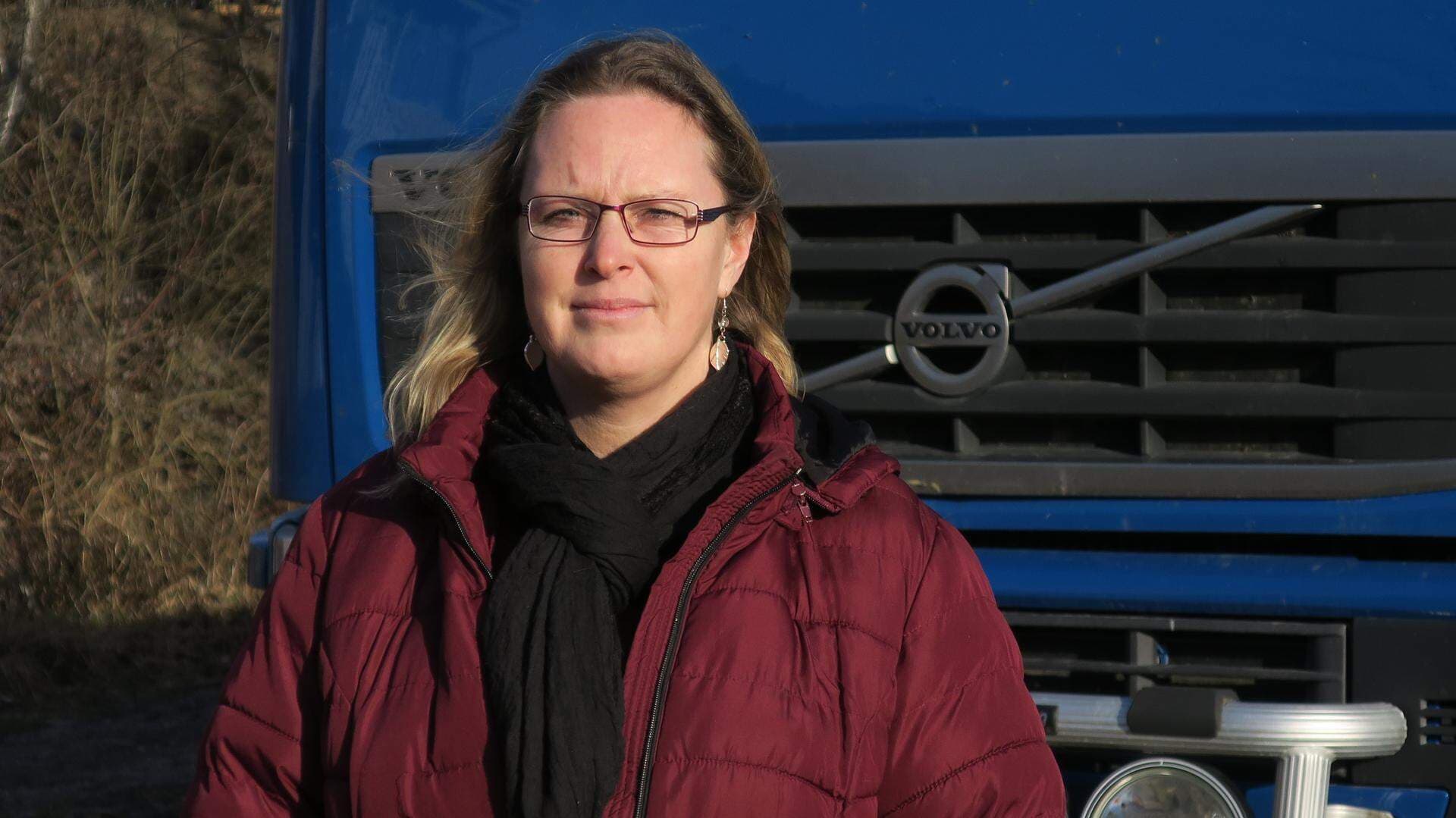 Malin Hallberg framför en lastbil