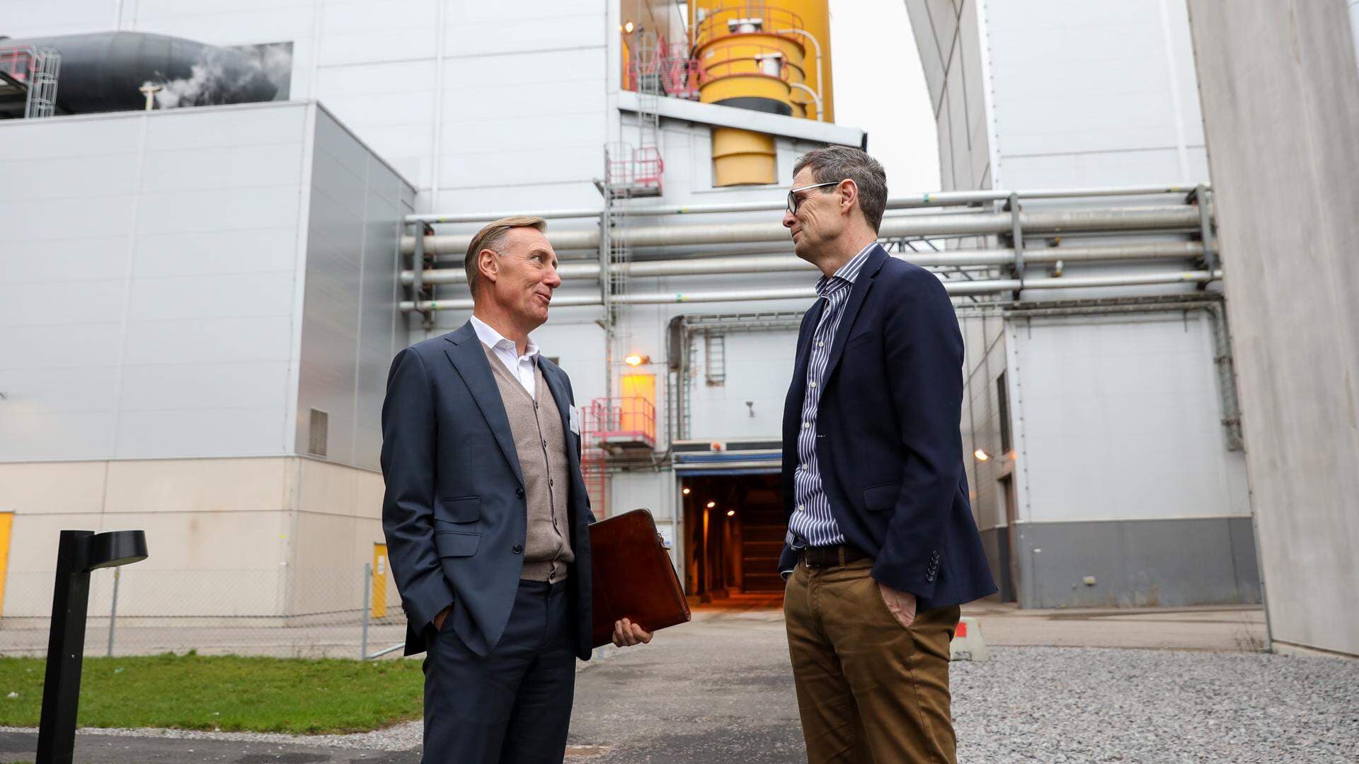 Svenskt Näringslivs vd Jan-Olof Jacke och Jonas Lind, produktionschef på E.ON Händelöverket