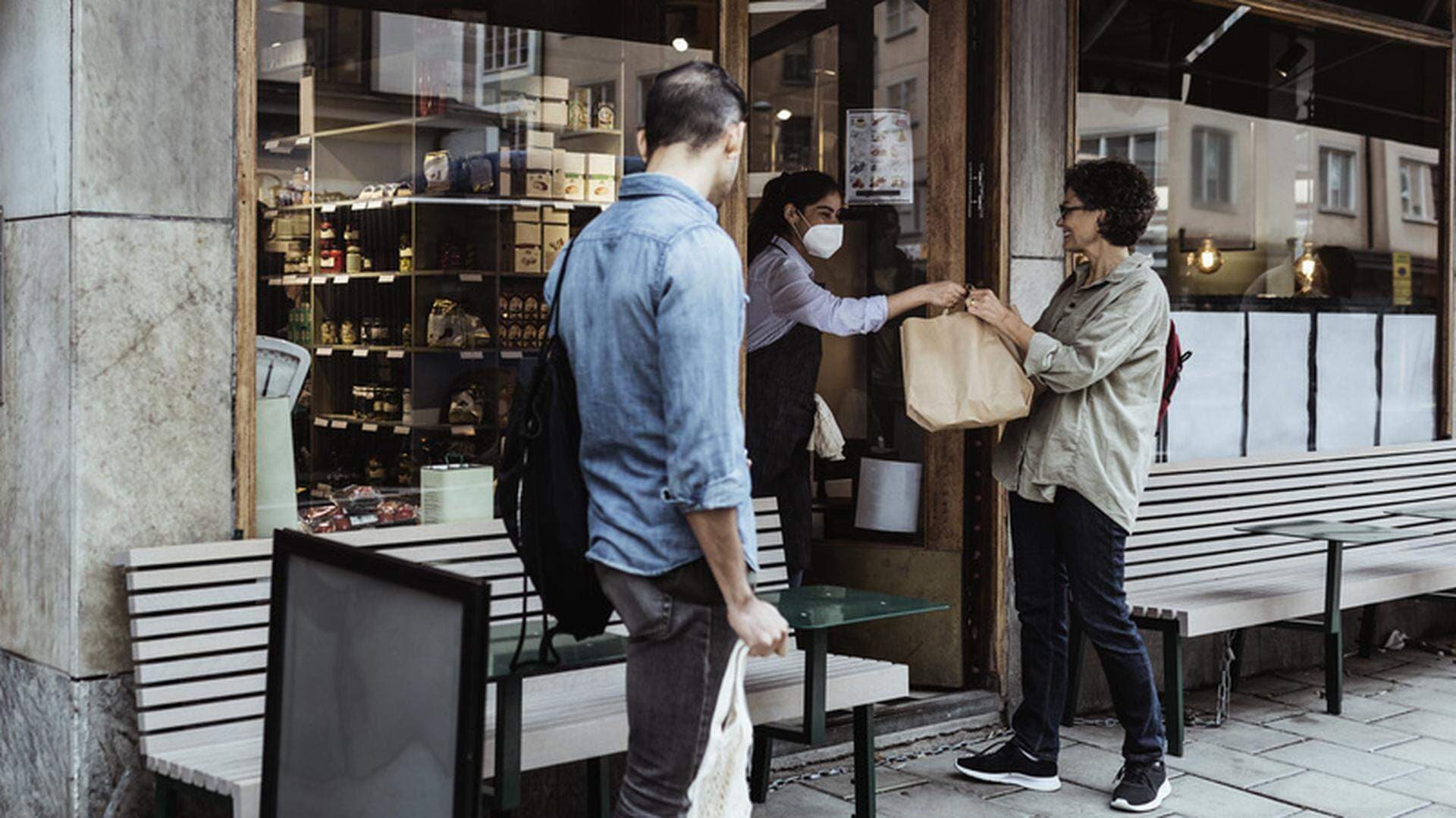 butik som betjänar sina kunder vid entén