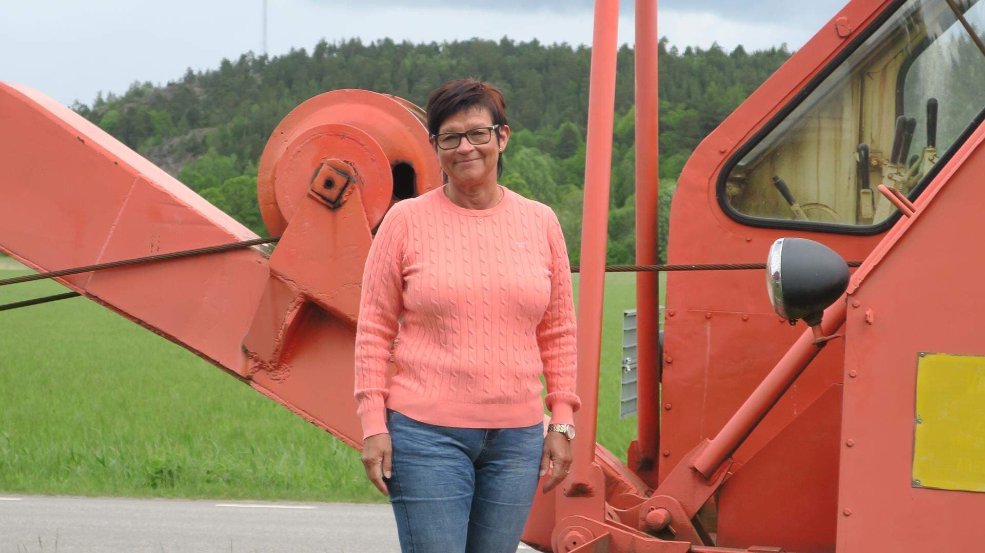 Senja Ljung framför en grävmaskin
