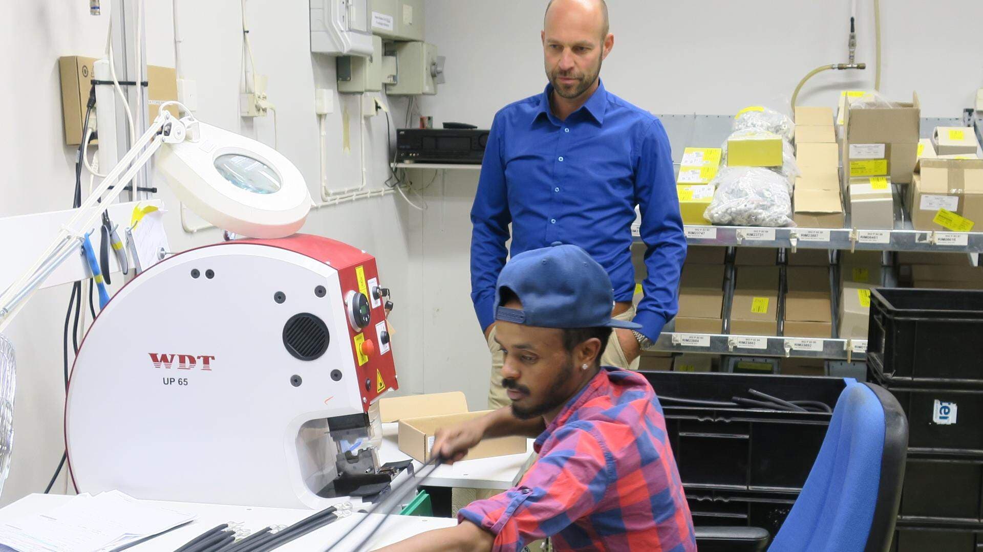 Tomas Stålnert tillsammans med medarbetare i produktionen