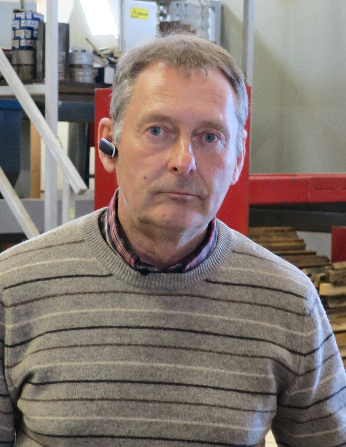 Peter Blom inne i sågverket