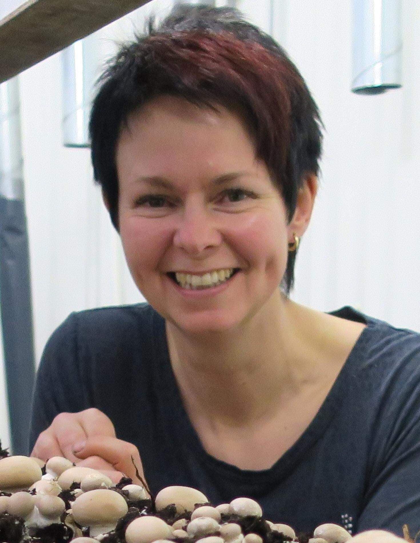 Jessica Rydestrand i svampodlingen